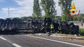 A14 - Schianto auto-tir: camionista elitrasportato a Torrette